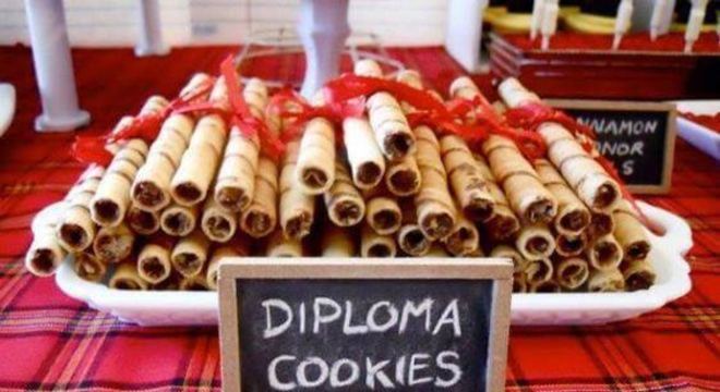 Lembrancinhas de formatura de doces com formato de diploma