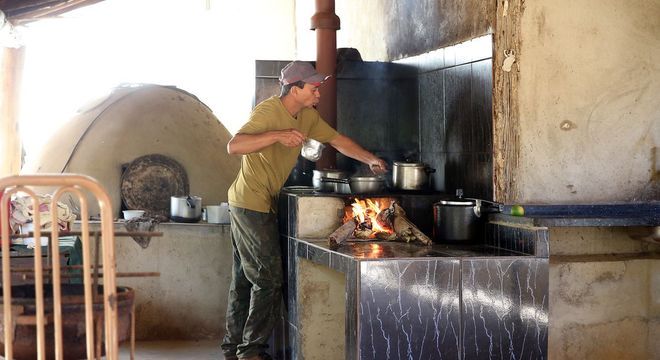 Preço do gás e desemprego elevam uso da lenha para cozinhar no Brasil