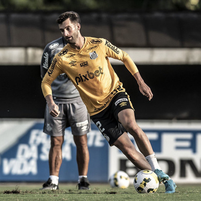 Léo Baptistão em treino no CT Rei Pelé: confiança em resultado favorável