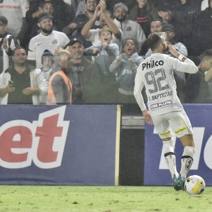 Atacante Léo Baptistão festeja seu primeiro gol para o Santos em casa