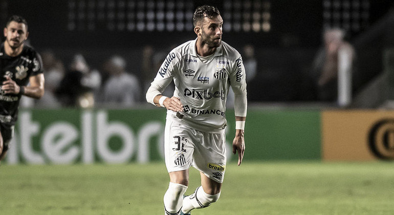 Léo Baptistão em ação com a camisa do Santos
