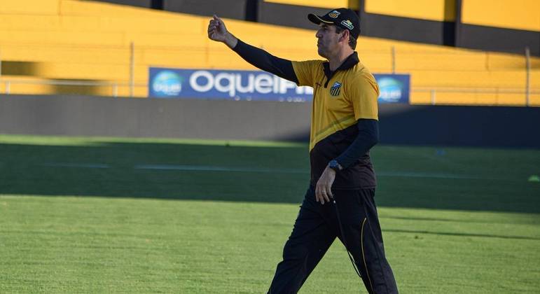 Treinador comandou a equipe em 43 jogos, com 57% de aproveitamento
