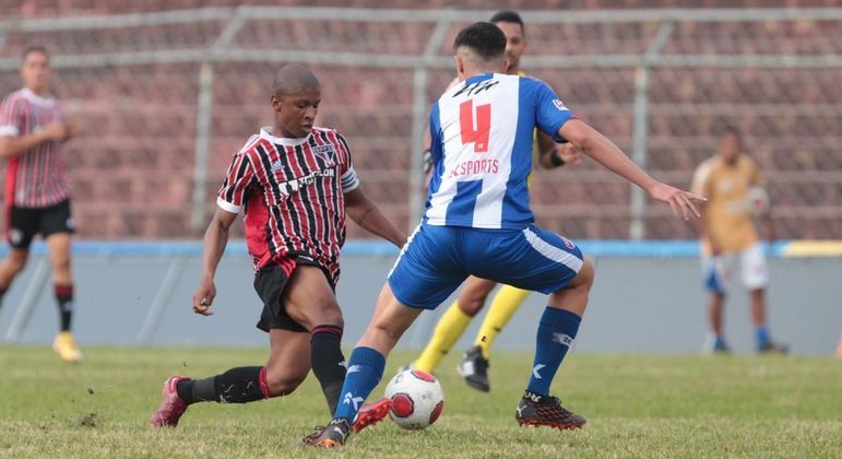 Léo em partida com a camisa do São Paulo