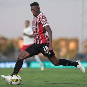 Léo, do São Paulo, conduz a bola durante a partida