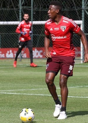 Léo durante treino do São Paulo