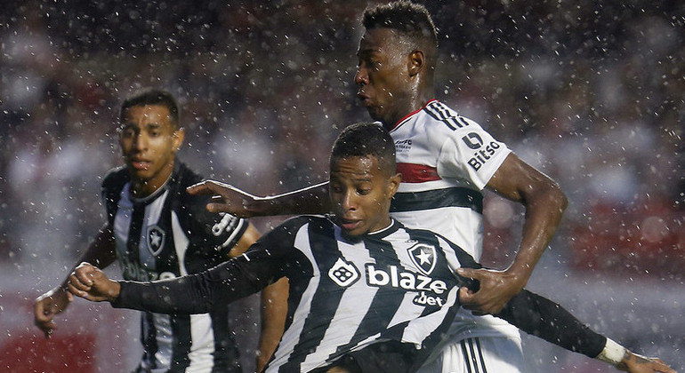 Léo, do São Paulo, cometendo pênalti em Tchê TchÊ, do Botafogo