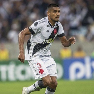 Léo Matos voltou a ser titular do Vasco no empate com o Sport