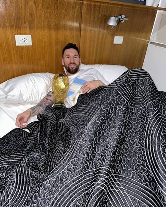 Na primeira noite após se tornar campeão do mundo, o argentino não quis saber, e dormiu agarrado a taça, que ele tanto sonhou conquistar
