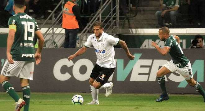 Rafael Moura. Atacante foi mais um dos defensores do América Mineiro