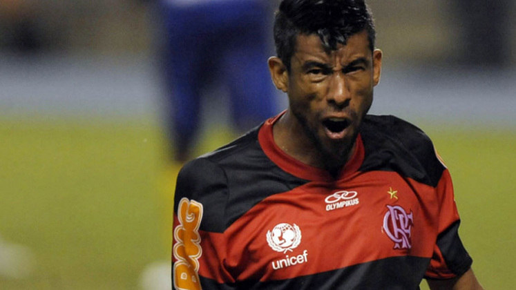 Léo Moura: ídolo do Flamengo, chegou do Braga para atuar pelo Rubro-negro, entretanto chegou a defender o Vasco e o Fluminense antes da ida para a Europa e chegada no Flamengo.