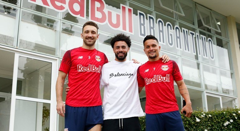 Léo Ortiz, Claudinho e Artur durante visita do meia ao Red Bull Bragantino