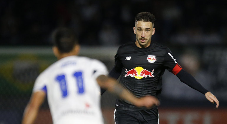Léo Ortiz em ação pelo Bragantino