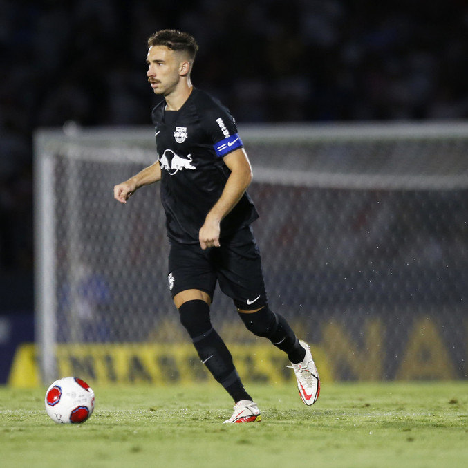 Léo Ortiz, zagueiro e capitão do Bragantino em ação durante jogo do Paulistão