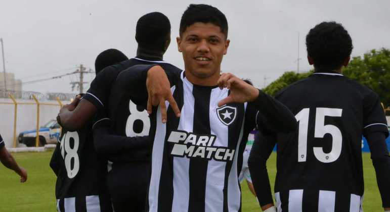 Léo Pedro foi o nome da vitória do Botafogo sobre o São Carlense