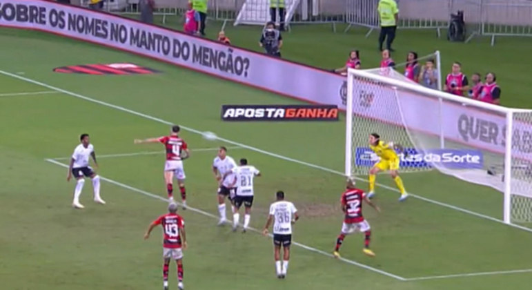 Léo Pereira, contundido, marca, aos 48 minutos. O Corinthians foi muito melhor. Mas o Flamengo venceu