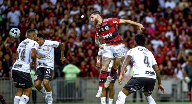 Léo Pereira saltando, à vontade, diante da zaga paralisada do Corinthians. Sétimo jogo sem vitória