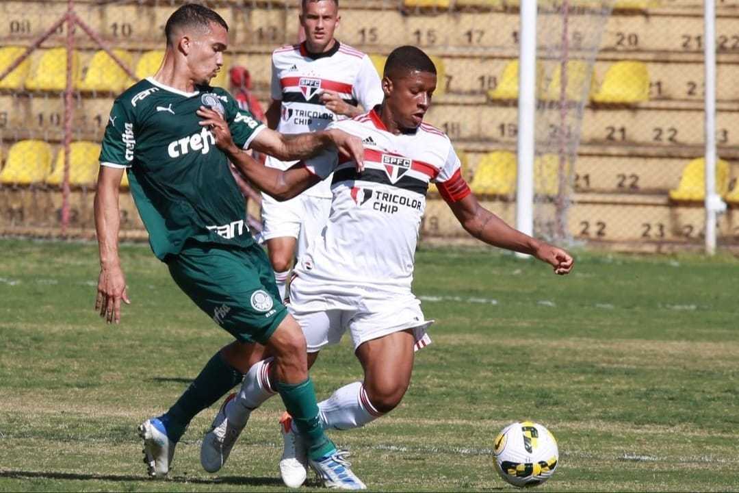 Volante Leo Silva em partida pelo sub-20 do São Paulo