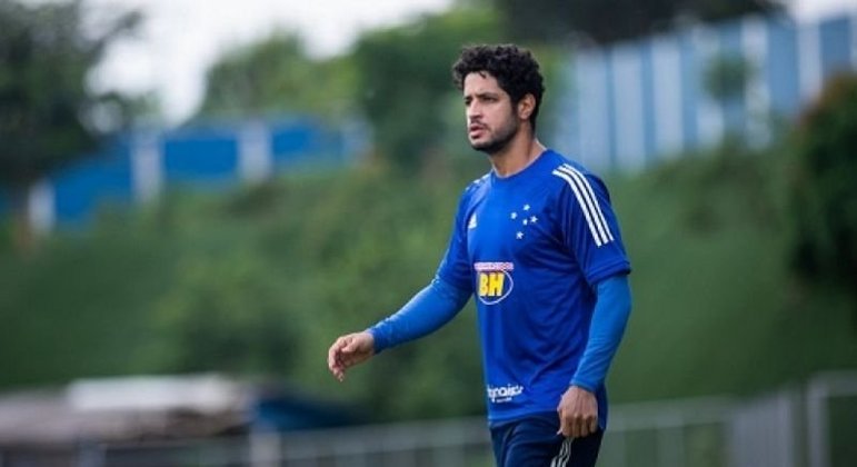 Léo (zagueiro) - 33 anos - Sem clube desde maio de 2021 - Último clube: Cruzeiro - Valor de mercado: 500 mil euros (R$ 3 milhões)