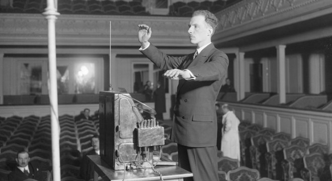 Leon Theremin mostra seu instrumento musical homônimo em Paris, em 1927