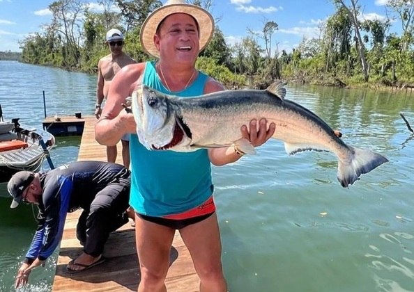 Pescar também é um dos passatempos favoritos do músico. Ele mesmo é quem cuida do barco, das iscas e de tudo o que precisa para navegar. Recentemente, o sertanejo postou uma foto de um dia de pescaria, em que aparece de sunga, regata e chapéu e exibe um peixe grande nas mãos