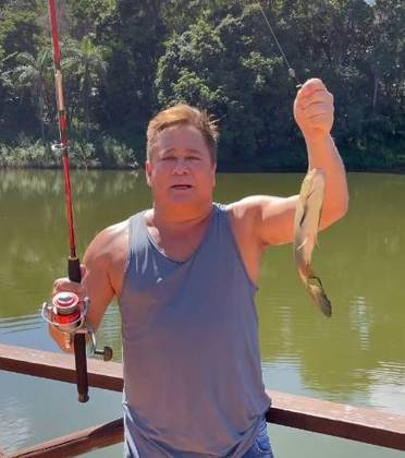 E quando a caça é pequena, o músico não se envergonha em mostrar que aquele não foi um bom dia de pesca