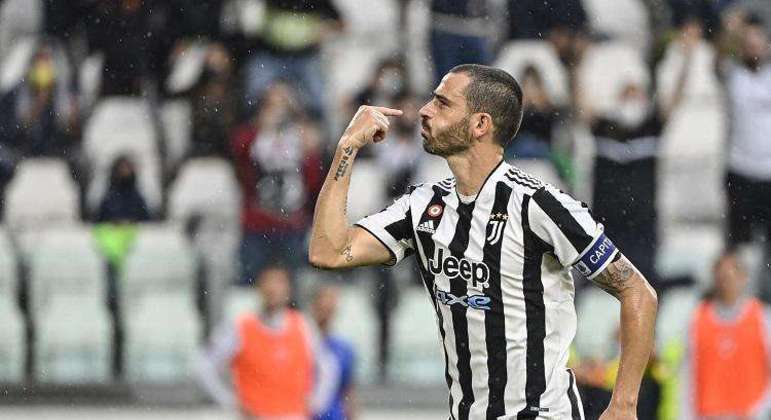 Leonardo Bonucci - O zagueiro fez grande temporada no Bari em 2010 e fez com que a Juventus pagasse cerca de 15,5 milhões de euros para ter o seu futebol. Após sete anos na Velha Senhora, o Milan comprou o zagueiro por 42 milhões de euros. Mas depois de apenas um ano no Rossonero, Bonucci retornou para a Juventus por 35 milhões de euros. Ele está no clube até hoje