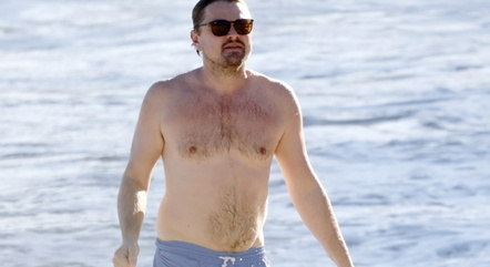 Leonardo DiCaprio no mar em St. Barths, ilha no Caribe