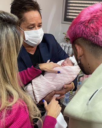 Ainda no hospital, Maria Alice recebeu a visita do vovô Leonardo. O sertanejo compartilhou o registro no Instagram e, na imagem, aparece emocionado segurando a neta no colo