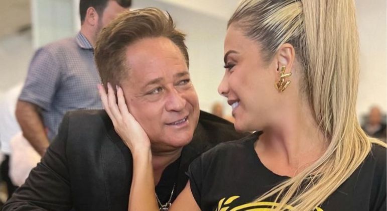 Poliana Rocha aparece em foto ao lado do marido, o cantor Leonardo