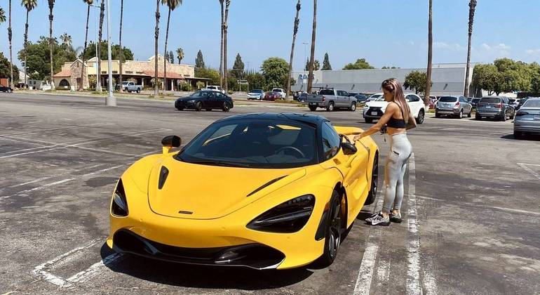 Letícia Bufoni posa com carro de luxo avaliado em R$ 2 milhões
