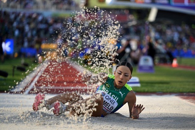 A brasileira Leticia Oro Melo compete na final do salto em distância feminino durante o Campeonato Mundial de Atletismo no Hayward Field em Eugene, Oregon, em 24 de julho                                                                                                              