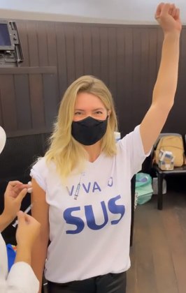 Letícia Spiller acaba de engrossar a lista de famosos vacinados contra a covid-19. A atriz foi imunizada no dia 6 de julho, em um posto de saúde no Rio de Janeiro. Junto a um vídeo compartilhado no Instagram, a artista celebrou. 