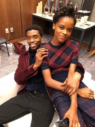 Letitia e Chadwick Boseman, que&nbsp;morreu no dia 28 de agosto por um câncer de cólon, eram muito próximos. Ela mesmo disse que os dois 'clicaram' assim que se conheceram. Em entrevista ao programa&nbsp;Entertainment Tonight, a atriz contou que&nbsp;Boseman a chamou de irmã logo no primeiro contato e ainda entregou que o considerava um 'irmão de alma' &nbsp;&nbsp;