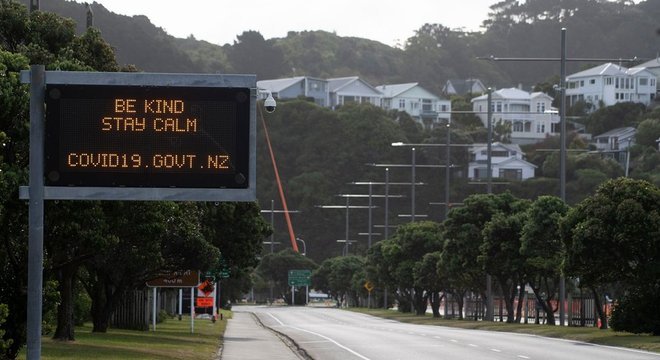 A Nova Zelândia adotou restrições muito duras às viagens e atividades logo no início do pandemia; acima, letreiro pede que a população 'seja gentil e mantenha a calma'