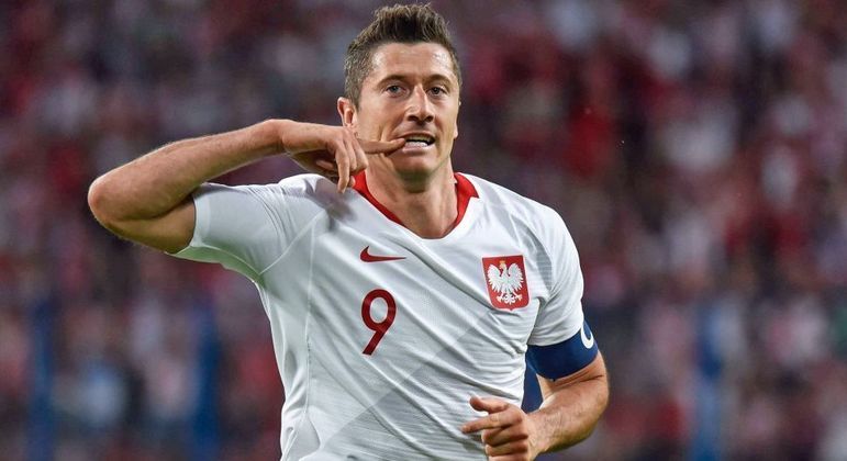 Lewandowski, da Polônia, quase no topo da artilharia