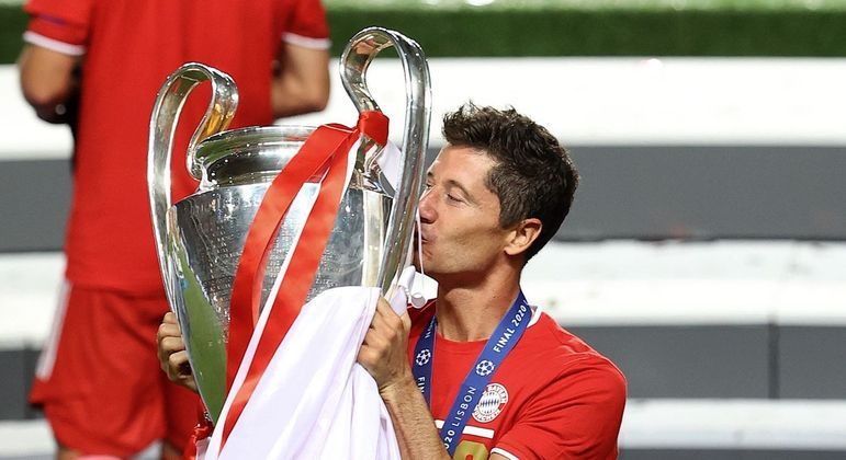 Lewandowski, depois de oito temporadas, forçou sua saída do Bayern. E fechou com o Barcelona