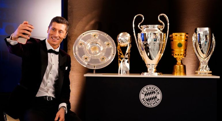 Lewandowski e uma parte da coleção dos seus troféus com o Bayern. Passagem excepcional