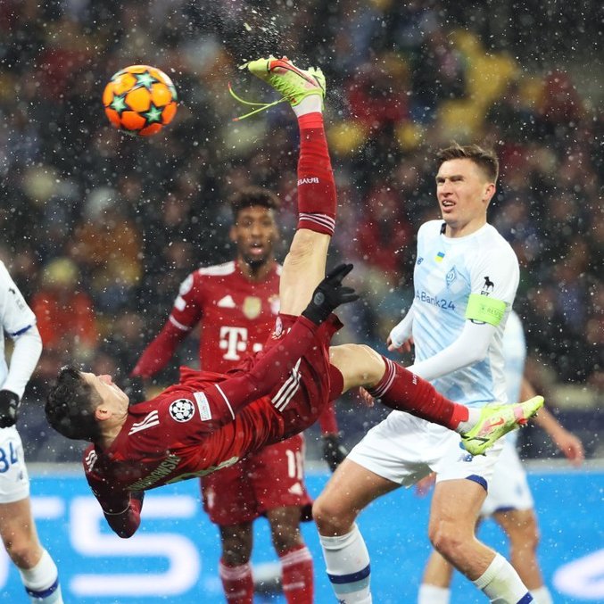Detalhe do golaçõ de Lewandowski, do Bayern, debaixo de neve