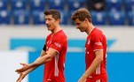 Na Bundesliga, o Bayern de Munique, favoritíssimo ao título, decepcionou e foi goleado por 4 a 1 pelo Hoffenhein, neste domingo (27), resultado que encerrou uma invencibilidade de 32 jogos. O Hoffenheim acabou assumindo a liderança da competição. Kramaric, duas vezes, Bicakcic e Dabbur fizeram os gols do Hoffenheim e Kimmich descontou para o Bayern, que vinha de uma sequência de 23 vitórias