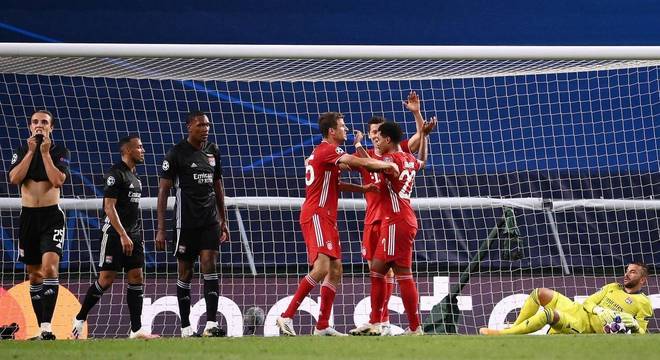 Gnabry marcou dois gols ainda no primeiro tempo de Lyon x Bayern de Munique