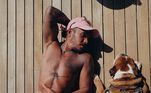 Lewis Hamilton adora passar as suas férias relaxando na praia e, recentemente, publicou uma série de fotos em suas redes sociais enquanto curtia seus dias de tranquilidade. Para onde vai, ele faz questão de levar o bulldog chamado Roscoe