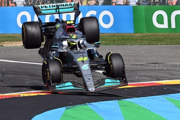 O piloto britânico da Mercedes, Lewis Hamilton, caiu durante o GP da Bélgica de Fórmula 1 na pista de Spa-Francorchamps em Spa, em 28 de agosto