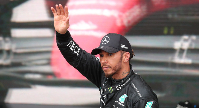 Lewis Hamilton pilota pela Mercedes, que em 2020 pintou o carro de preto para protestar contra a falta de diversidade

