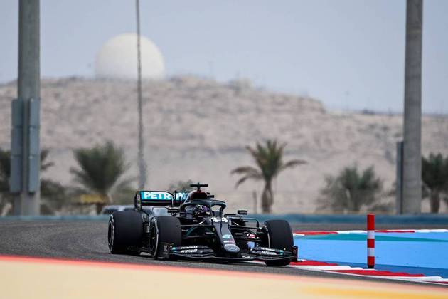 Lewis Hamilton desfila nas curvas de Sakhir.