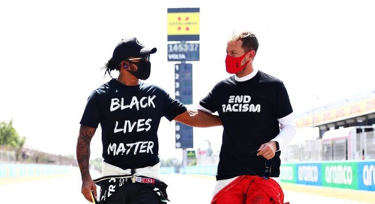 Hamilton e Vettel protestaram pelo fim do racismo. Em 2020, a Mercedes pintou os carros de preto pelo mesmo motivo
