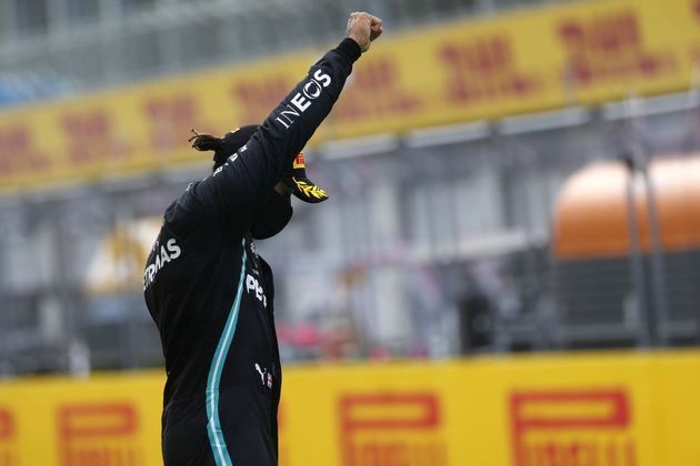 Lewis Hamilton fez um protesto contra o racismo durante o pódio do GP da Estíria