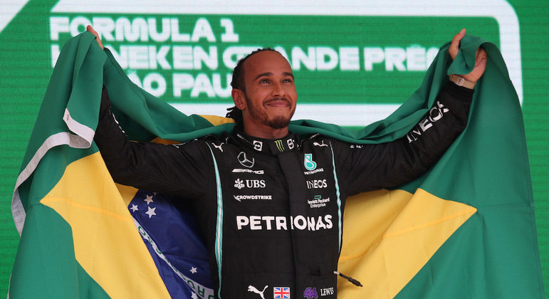 Lewis Hamilton comemora vitória no GP de São Paulo, em 2021
