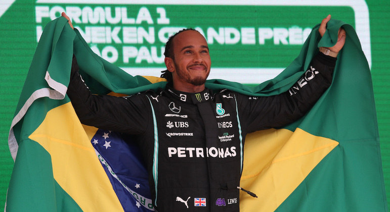 Lewis Hamilton desfilou com uma bandeira do Brasil após a vitória no GP de São Paulo