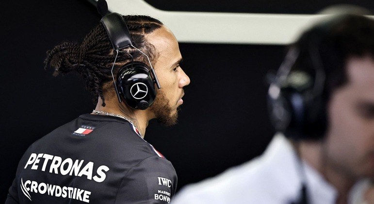 Lewis Hamilton fica!Aos 38 anos, o piloto britânico inicia a 17ª temporada na Fórmula 1 e a 11ª com a Mercedes. Perto do fim do contrato, o heptacampeão já sinalizou que pretende competir por mais tempo na categoria