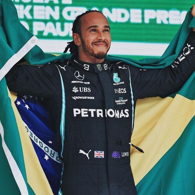 Lewis Hamilton venceu o GP de São Paulo em 2021 e levou a bandeira brasileira ao pódio
